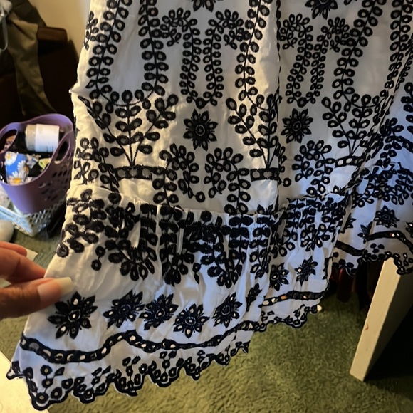 White with black embroidery, hits around the knee - Picture 2 of 3